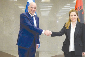 Το μήνυμα «να εργαστούμε για να μην επιτρέψουμε» σε αναθεωρητικές δυνάμεις να προσπαθήσουν να αποσταθεροποιήσουν την ευρύτερη περιοχή, εξέπεμψε ο υπουργός Εξωτερικών Νίκος Δένδιας, σε δήλωσή του μετά το πέρας της συνάντησης με την ομόλογό του της Αλβανίας, Όλτα Χάκα,