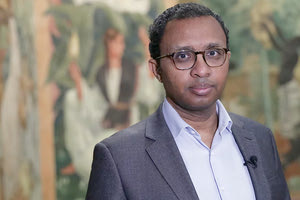 Ελάχιστα γνωστός στο ευρύ κοινό, ο καθηγητής Παπ Ντιάγ ήταν καθηγητής πολλά χρόνια στο Πανεπιστήμιο Sciences-Po Paris, θεωρείται ειδικός στα θέματα μειονοτήτων και ως πρόσφατα ήταν πρόεδρος στο Μουσείο Ιστορίας της Μετανάστευσης, στο Παρίσι.