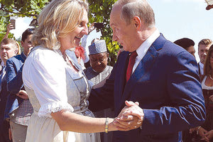 Η πρώην υπουργός Εξωτερικών της Αυστρίας Κάριν Κνάισλ, η οποία είχε χορέψει το 2018 ένα βαλς με τον Ρώσο πρόεδρο Βλαντίμιρ Πούτιν, παραιτήθηκε από το διοικητικό συμβούλιο της Rosneft, ανακοίνωσε  η γιγάντια ρωσική πετρελαϊκή εταιρεία.