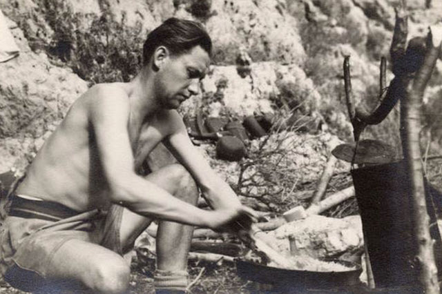 ΦΩΤΟΗΜΕΡΑΣ: Κρήτη 1942. Ο Τζων Λάβερικ ετοιμάζει γεύμα κατά τη διάρκεια της επιχείρησης Albumen.