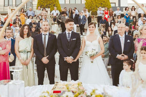 Ευτυχισμένος πατέρας και παππούς, ο διευθυντής της Πρωτοβάθμιας Εκπαίδευσης Ηρακλείου, κ. Μανώλης Μπελαδάκης, οδήγησε την Κυριακή την κόρη του, Δέσποινα, στα σκαλιά της εκκλησίας.