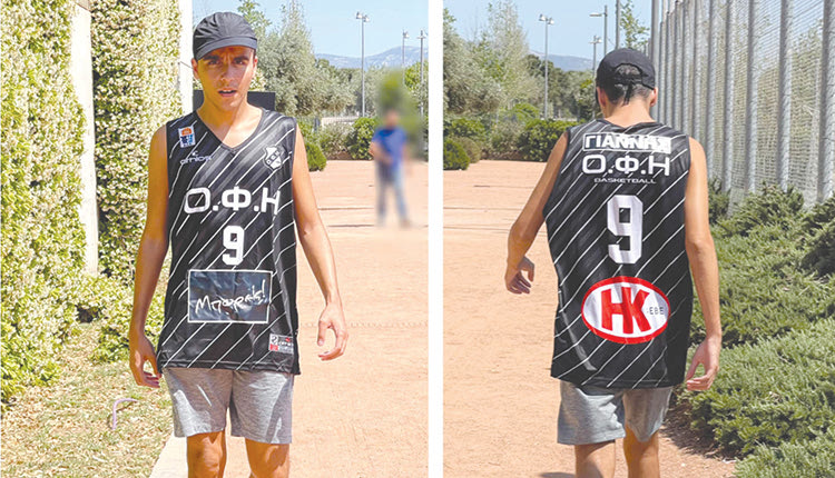 Η φανέλα της ομάδας μπάσκετ του ΟΦΗ, έφθασε στον προορισμό της. Ο Γιάννης, ένα παιδί με αυτισμό που αποτελεί παράδειγμα δύναμης και θέλησης, τη φόρεσε όλο καμάρι, επιστρέφοντας από τις διακοπές του. «Σας ευχαριστούμε για την υπέροχη φανέλα.