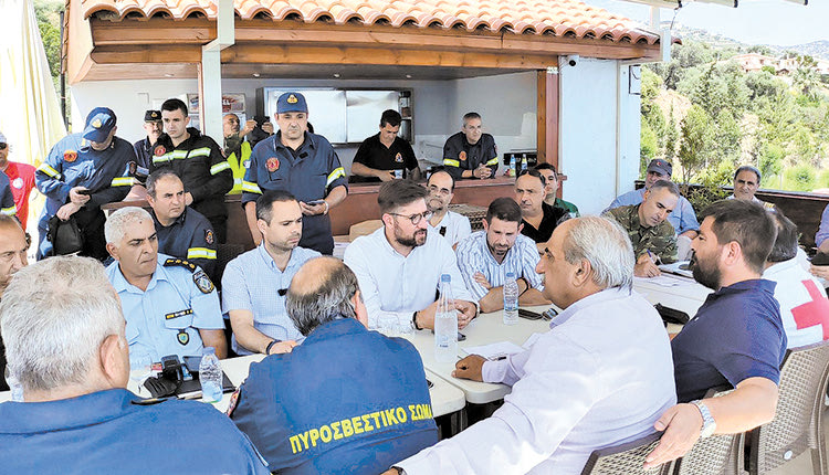 Στην επιχείρηση συμμετείχαν, εκτός από την Πυροσβεστική, το Λιμενικό και ο Δήμος Μαλεβιζίου