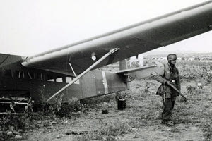 ΦΩΤΟΗΜΕΡΑΣ: Μια σπάνια φωτογραφία από τη Μάχη της Κρήτης. Γερμανός στρατιώτης φυλάει αεροπλάνο. (Φωτογραφία Franz Peter Weixler Raumbild-Verlag Otto Schönstein -Deutsches Historisches Museum, Berlin)