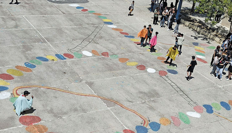 Η αυλή του 12ου Γυμνασίου Ηρακλείου έχει μετατραπεί σε ταμπλό επιτραπέζιου παιχνιδιού!