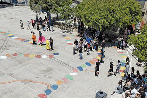 Η αυλή του 12ου Γυμνασίου Ηρακλείου έχει μετατραπεί σε ταμπλό επιτραπέζιου παιχνιδιού!