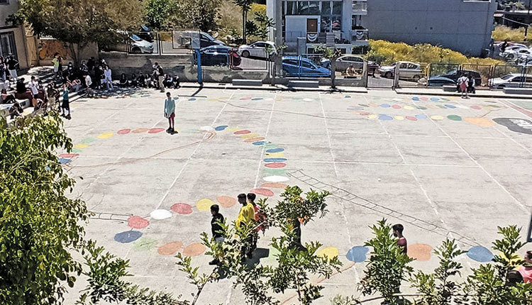 Η αυλή του 12ου Γυμνασίου Ηρακλείου έχει μετατραπεί σε ταμπλό επιτραπέζιου παιχνιδιού!