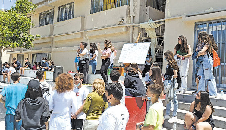 Η αυλή του 12ου Γυμνασίου Ηρακλείου έχει μετατραπεί σε ταμπλό επιτραπέζιου παιχνιδιού!