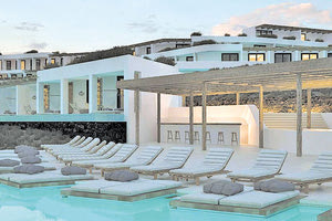 Το νέο ξενοδοχείο στη Σαντορίνη