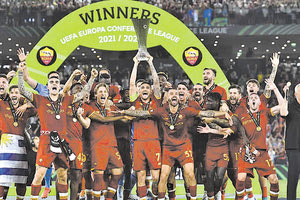 1-0 ΤΗΝ ΦΕΓΕΝΟΡΝΤ ΚΑΙ ΠΗΡΕ ΤΟΝ ΤΙΤΛΟ ΤΟΥ EUROPA CONFERENCE LEAGUE Έγραψαν ιστορία Ρόμα και Μουρίνιο