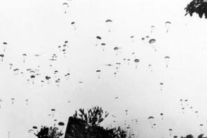 ΦΩΤΟΗΜΕΡΑΣ: Μάιος 1941. Γερμανοί αλεξιπτωτιστές πέφτουν στην περιοχή των Χανίων
