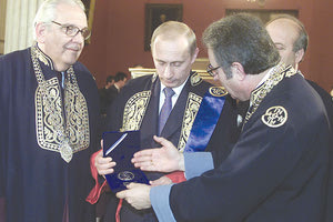 Με κοινή ανοιχτή επιστολή τους 318 καθηγητές πανεπιστημίων ζητούν την αφαίρεση του τίτλου του επίτιμου διδάκτορα που απονεμήθηκε στον Βλαντιμίρ Πούτιν το 2001 από το Εθνικό και Καποδιστριακό Πανεπιστήμιο Αθηνών.