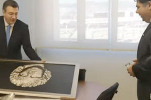 Συνάντηση με τον Τζορτζ Τσούνης είχε ο Απόστολος Τζιτζικώστας, στο γραφείο του, στη Θεσσαλονίκη και ο νέος πρέσβης των ΗΠΑ στην Αθήνα έδειξε ιδιαίτερο ενδιαφέρον για τους πίνακες που είχε στο γραφείο του ο Περιφερειάρχης Κεντρικής Μακεδονίας.