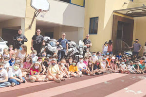 ο διοικητής Γιώργος Πικράκης, μαζι με τον αξιωματικό Παναγιώτη Μουρτζάκη, με 2 περιπολικά καθώς και 3 άνδρες με μηχανές της Ομάδας Δίας επισκέφθηκαν  μαθητές σε σχολείο του Ηρακλείου