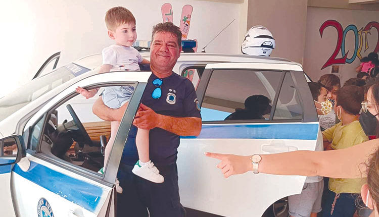 ο διοικητής Γιώργος Πικράκης, μαζι με τον αξιωματικό Παναγιώτη Μουρτζάκη, με 2 περιπολικά καθώς και 3 άνδρες με μηχανές της Ομάδας Δίας επισκέφθηκαν  μαθητές σε σχολείο του Ηρακλείου