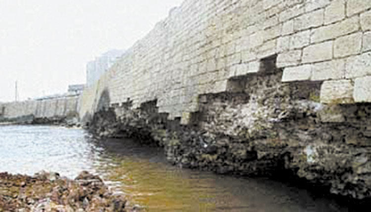 Πράσινο φως για την αποκατάσταση του παραλιακού τείχους