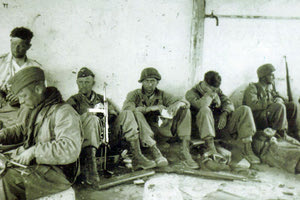 ΦΩΤΟΗΜΕΡΑΣ: Γερμανοί αλεξιπτωτιστές ξεκουράζονται πίσω από τις γραμμές των Ελλήνων πριν επιτεθούν ξανά.