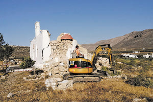 Με χαρά είδαμε στο Facebook την έναρξη των εργασιών για την αποκατάσταση των ζημιών στο εκκλησάκι του Αγίου Νικολάου, στον Ξερόκαμπο της Σητείας