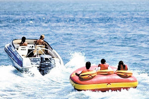 λουομενοι θαλασσα διακοπες