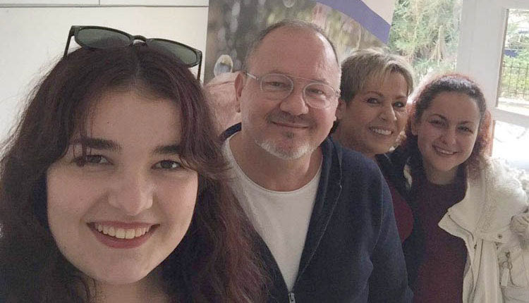 Ο πρόεδρος της ΟΑΣΗ Γιώργος Κανάκης ανάμεσα σε εθελόντριες 