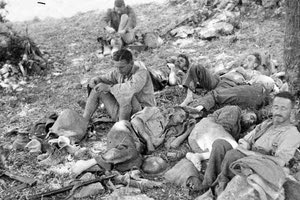 ΦΩΤΟΗΜΕΡΑΣ: Νεοζηλανδοί του Τάγματος Μηχανικού περιμένουν εξουθενωμένοι στα Σφακιά για να απομακρυνθούν από την Κρήτη.