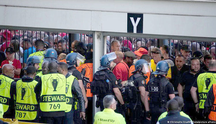 Αστυνομικός κλοιος γύρω από το γήπεδο πριν αρχχίσει ο τελικός