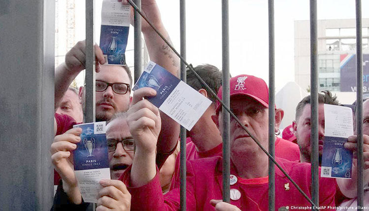 Άγγλοι φίλαθλοι επιδεικνύουν το εισιτήριο τους, αλλά δεν μπαίνουν στο γήπεδο