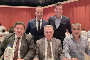 Σε πρώτο πλάνο ο τέως Αρχηγός της ΕΛ.ΑΣ, Μιχάλης Καραμαλάκης, ο οποίος βραβεύτηκε στην εκδήλωση, ο Γενικός Περιφερειακός Αστυνομικός Διευθυντής Κρήτης, Γιώργος Λιμπινάκης και ο Αστυνομικός Διευθυντής Ηρακλείου, ταξίαρχος Νίκος Σπυριδάκης. Υπό το χαμόγελο του πρώην πρόεδρου της Ένωσης Αστυνομικών Υπαλλήλων Ν. Ηρακλείου, Γιώργου Πικράκη και του προέδρου της Ένωσης Λασιθίου, Γιώργου Καρτσάκη