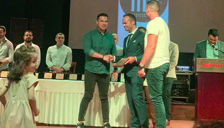 Στιγμιότυπο από τη βράβευση αστυνομικών της Ομάδας ΔΙΑΣ για την υπόθεση του παιδιού στην χαρτόκουτα 