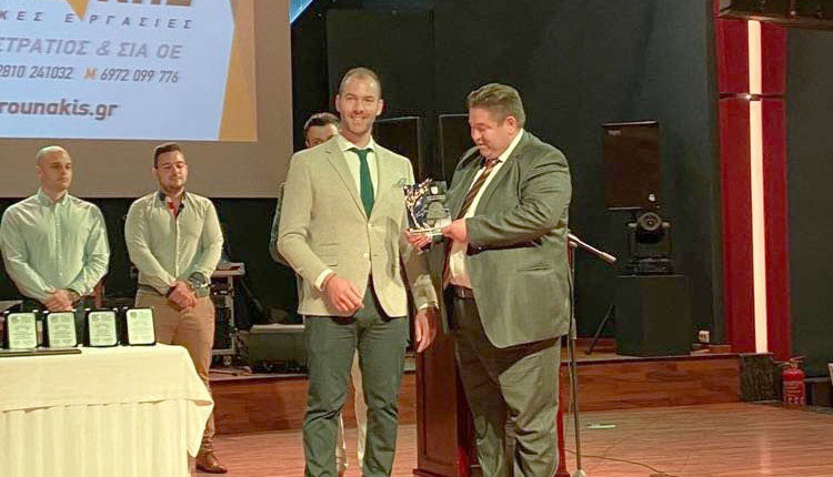 Ο πρόεδρος της Ένωσης Αστυνομικών Υπαλλήλων Ν. Ηρακλείου   Ν. Καλομοίρης κατά την βράβευση του τέως Αρχηγού, Μιχάλη Καραμαλάκη