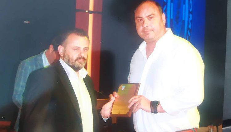 Στιγμιότυπο από τη βράβευση αστυνομικού του Α.Τ. Μαλεβιζίου για την αποτροπή αυτοκτονίας μίας κοπέλας που την είχαν βρει χωρίς τις αισθήσεις της