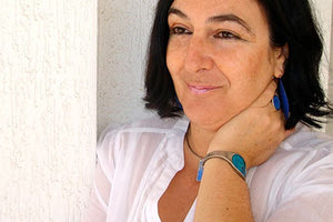 Θεωρώ πως η ψυχογενεαλογία θα μπορούσε να βοηθήσει πολύ. Γιατί δυστυχώς το νησί μας έχει κακά πρωτεία στη βία κατά των γυναικών, των παιδιών και των ζώων