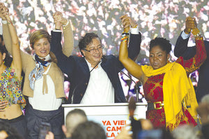 Μεγάλη αλλαγή στην Κολομβία. Ένας πρώην αντάρτης, ο Γκουστάβο Πέτρο, και μια μαύρη γυναίκα ακτιβίστρια, η Φράνσις Μάρκες, πέρασαν με άνεση στο 2ο γύρο των προεδρικών εκλογών και έδωσαν ελπίδα.