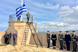 Έπαρση της ελληνικής σημαίας στο φρούριο Φιρκά