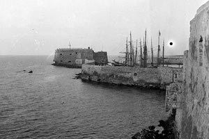 ΦΩΤΟΗΜΕΡΑΣ: Ο Κούλες, ο λιμενοβραχίονας και στο βάθος ο μικρός Κούλες στις αρχές του προηγούμενου αιώνα.