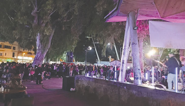 Είχε πραγματικά ενδιαφέρον το γεγονός ότι στην κινητοποίηση της Παρασκευής που οργάνωσε το Τοπικό Παράρτημα Κρήτης του  Συλλόγου  Ελλήνων Αρχαιολόγων στην πλατεία Ελευθερίας