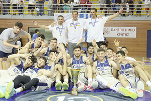 Οι παίκτες της Ακαδημίας ΔΕΚΑ πανηγυρίζουν το πρώτο πρωτάθλημα της ιστορίας τους