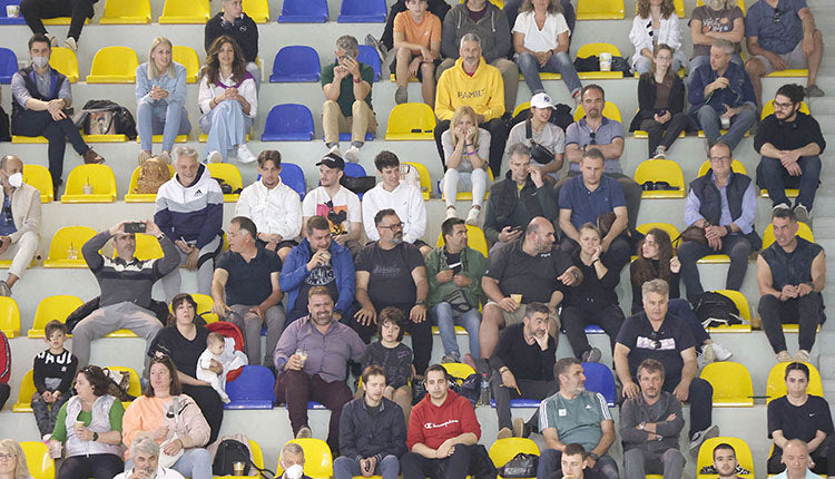 Αρκετός κόσμος στις εξέδρες του κλειστού του Πανεπιστημίου