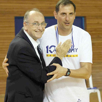 Μια φανταστική υποδοχή επεφύλασσε ο κόσμος της Ακαδημίας ΔΕΚΑ στους αθλητές και προπονητές της ομάδας που κατέκτησε το Πανελλήνιο πρωτάθλημα Εφήβων.