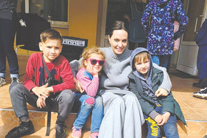 Η Αντζελίνα Τζολί ανάμεσα στα παιδιά του πολέμου