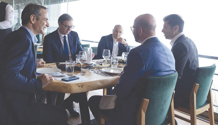 Ο πρωθυπουργός Κυριάκος Μητσοτάκης παρέθεσε χθες στην Αλεξανδρούπολη, γεύμα προς τιμήν του προέδρου του Ευρωπαϊκού Συμβουλίου Σαρλ Μισέλ, του πρωθυπουργού της Βουλγαρίας Κίριλ Πέτκοφ, του προέδρου της Σερβίας Αλεξάντερ Βούτσιτς και του πρωθυπουργού της Βόρειας Μακεδονίας, Ντιμίταρ Κοβάτσεφσκι.