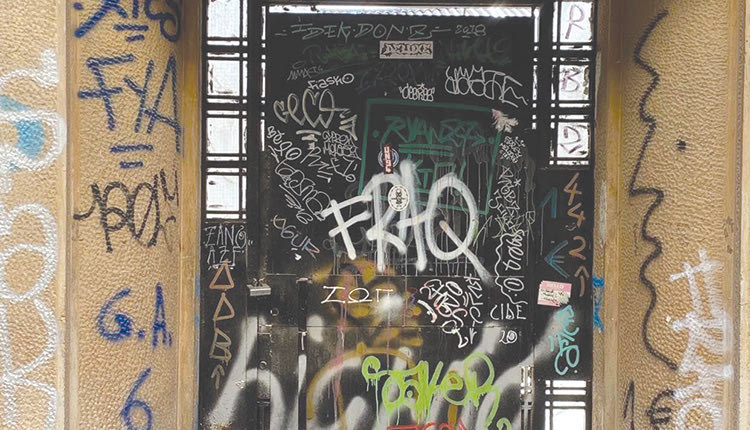 Αυτή είναι η εικόνα που παρουσιάζει το σπίτι του  Κωστή Παλαμά στην Πλάκα.