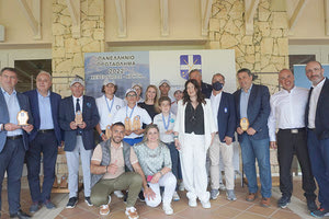 Οι αθλητές του Ηρακλείου με τους εκπροσωπους των φορέων στις απονομές