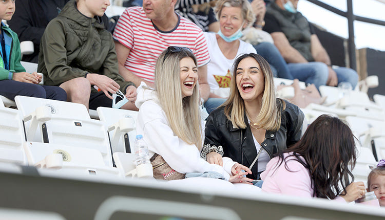 ΚΟΣΜΟΣ ΣΤΑ ΓΗΠΕΔΑ ΤΟΥ ΟΦΗ