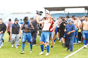 Ο Ποζατζίδης και οι υπόλοιποι παίκτες του Ηροδότου σε... έκσταση μετά το τέλος του αγώνα με τον Αστέρα Βλ.