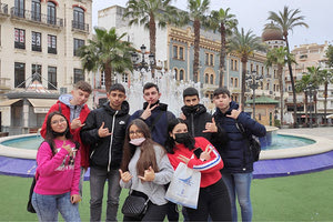 οχτώ μαθητές και τρεις καθηγητές του Λυκείου Μελεσών ταξίδεψαν στην Ανδαλουσιανή πόλη Huelva της Ισπανίας