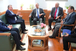 Συνάντηση με τον πρέσβη του Βασιλείου του Μαρόκου στην Ελλάδα Mohhamed Sbihi, είχε ο περιφερειάρχης Κρήτης Σταύρος Αρναουτάκης παρουσία του επίτιμου πρόξενου του Μαρόκου στην Κρήτη Μανόλη Γαλανάκη και του προέδρου του Περιφερειακού Συμβουλίου Παύλου Μπαριτάκη. Στη συνάντηση ο περιφερειάρχης και ο πρέσβης του Μαρόκου συζήτησαν θέματα συνεργασίας που σχετίζονται με τους τομείς της οικονομίας, του τουρισμού, του πολιτισμού αλλά και της συνεργασίας με τα ερευνητικά-εκπαιδευτικά ιδρύματα της Κρήτης. Μάλιστα ο κ. Mohhamed Sbihi εξέφρασε το ενδιαφέρον για την αεροπορική διασύνδεση της Κρήτης με το Ραμπάτ και την ενίσχυση του τουριστικού προϊόντος, καθώς πολλοί συμπατριώτες του, όπως είπε, αγαπούν την Κρήτη και την επισκέπτονται. Ο περιφερειάρχης Σταύρος Αρναουτάκης ευχαρίστησε τον πρέσβη του Μαρόκου για την επίσκεψη επισημαίνοντας ότι μπορεί να υπάρξει ενίσχυση της συνεργασίας σε οικονομικό, τουριστικό, εκπαιδευτικό και πολιτιστικό επίπεδο με το Μαρόκο.