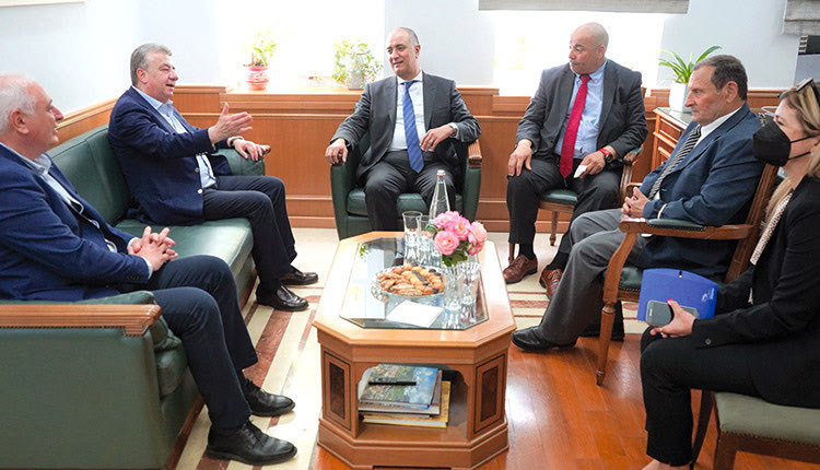 Συνάντηση με τον πρέσβη του Βασιλείου του Μαρόκου στην Ελλάδα Mohhamed Sbihi, είχε ο περιφερειάρχης Κρήτης Σταύρος Αρναουτάκης παρουσία του επίτιμου πρόξενου του Μαρόκου στην Κρήτη Μανόλη Γαλανάκη και του προέδρου του Περιφερειακού Συμβουλίου Παύλου Μπαριτάκη. Στη συνάντηση ο περιφερειάρχης και ο πρέσβης του Μαρόκου συζήτησαν θέματα συνεργασίας που σχετίζονται με τους τομείς της οικονομίας, του τουρισμού, του πολιτισμού αλλά και της συνεργασίας με τα ερευνητικά-εκπαιδευτικά ιδρύματα της Κρήτης. Μάλιστα ο κ. Mohhamed Sbihi εξέφρασε το ενδιαφέρον για την αεροπορική διασύνδεση της Κρήτης με το Ραμπάτ και την ενίσχυση του τουριστικού προϊόντος, καθώς πολλοί συμπατριώτες του, όπως είπε, αγαπούν την Κρήτη και την επισκέπτονται. Ο περιφερειάρχης Σταύρος Αρναουτάκης ευχαρίστησε τον πρέσβη του Μαρόκου για την επίσκεψη επισημαίνοντας ότι μπορεί να υπάρξει ενίσχυση της συνεργασίας σε οικονομικό, τουριστικό, εκπαιδευτικό και πολιτιστικό επίπεδο με το Μαρόκο.