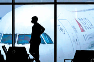 η μάσκα σε αεροδρόμια και αεροπλάνα