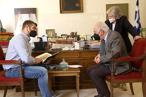 Συνάντηση με τον Ηρακλειώτη καθηγητή Μαθηματικών είχε στη Λότζια ο δήμαρχος Ηρακλείου Βασίλης Λαμπρινός